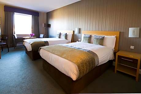 Family Room (2 Adults + 2 Children)