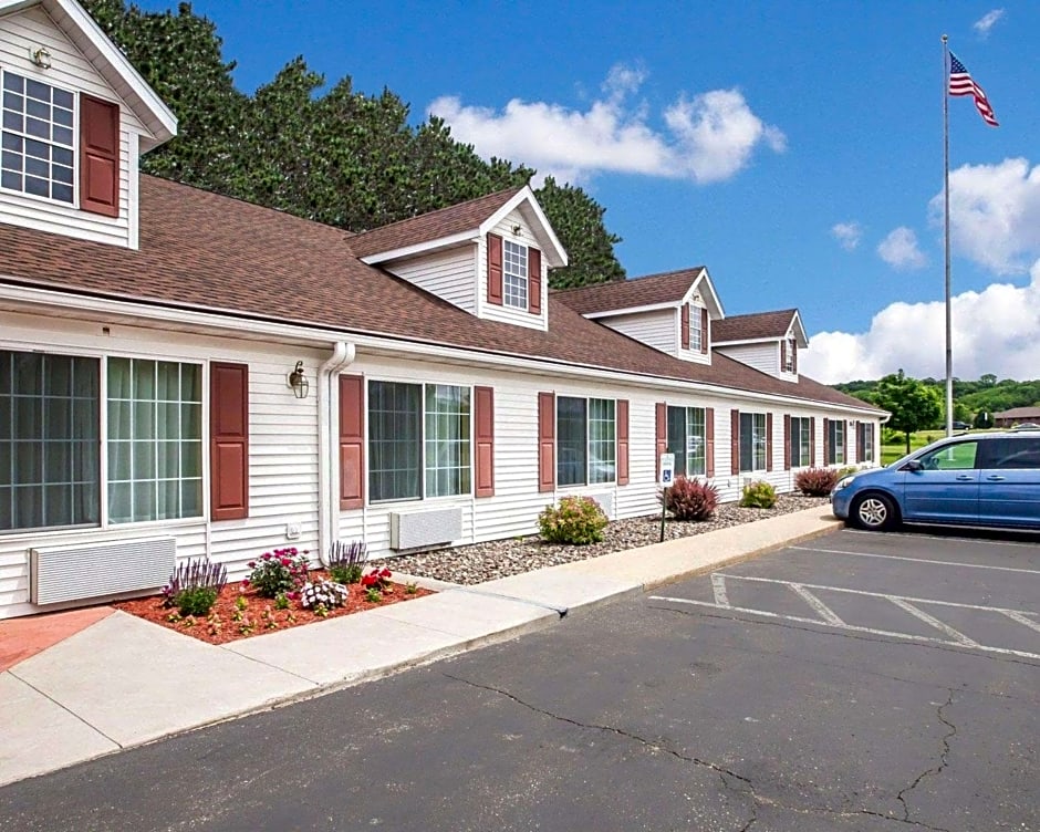 Econo Lodge Inn and Suites Eau Claire