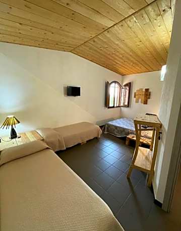 Quadruple Room with Private Bathroom