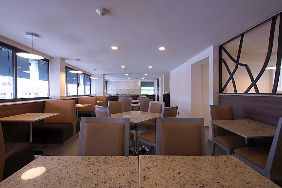Econo Express Hotel