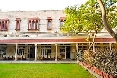 Hotel Arya Niwas