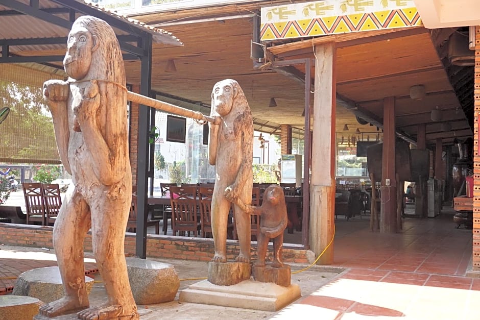 Van Long Elephants Lakeside View Hotel