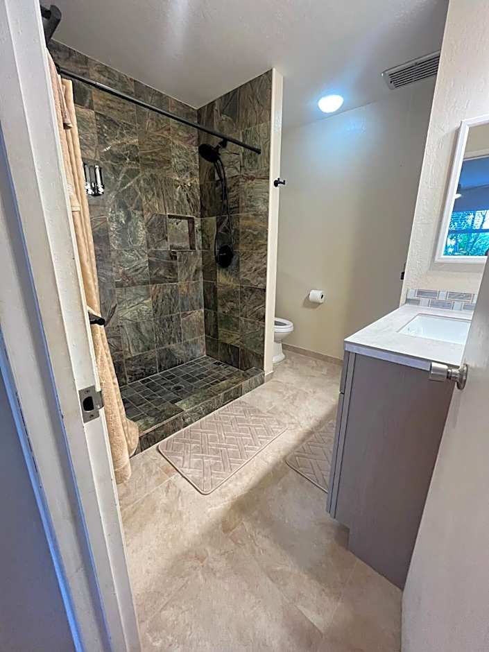 Beachfront 1 Bedroom Condo with Private Beach, Pool, Hot Tub