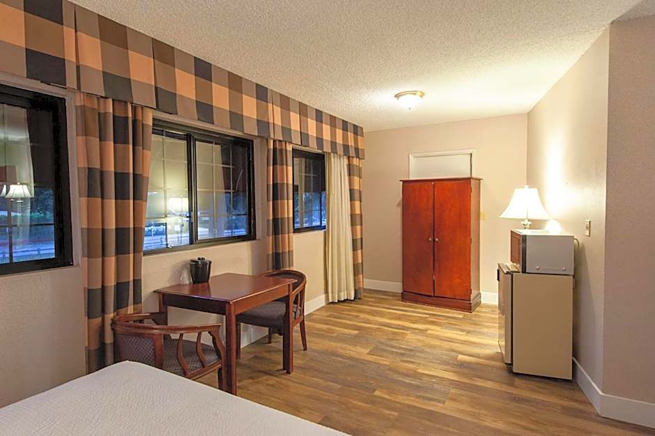Studio City Court Yard Hotel