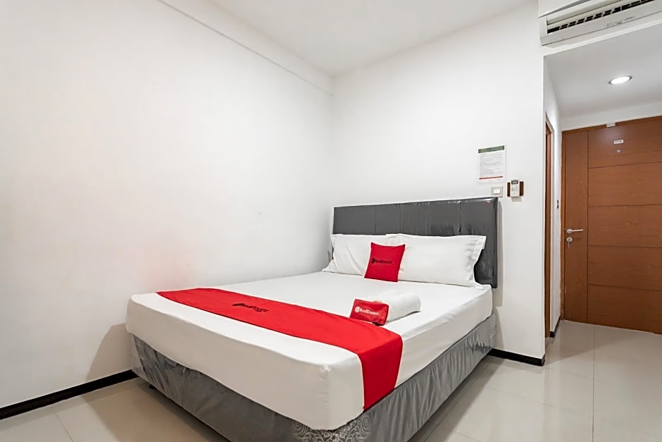 RedDoorz Syariah @ Afifah Guest House near Bikasoga Sport Center