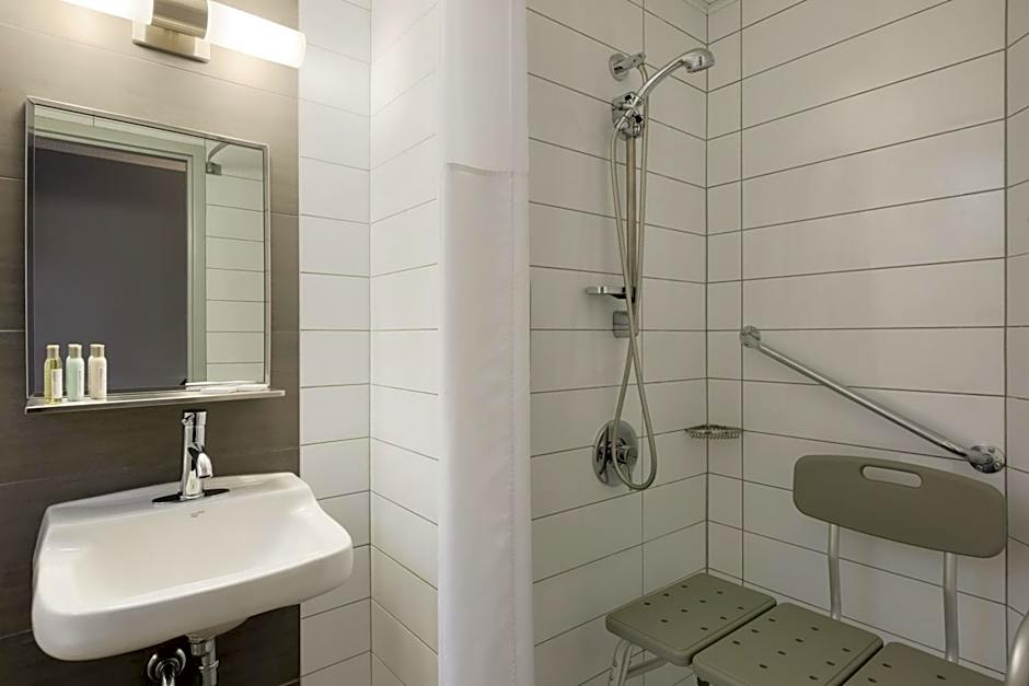 Travelodge by Wyndham Montreal Centre