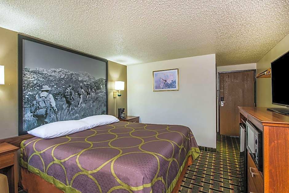 Super 8 by Wyndham Pueblo