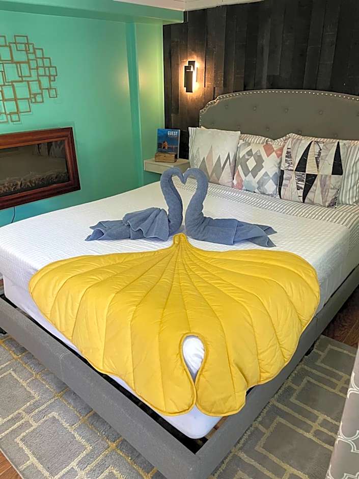 Photo 1 of 4 of 1 Queen Bed, Jetted Tub