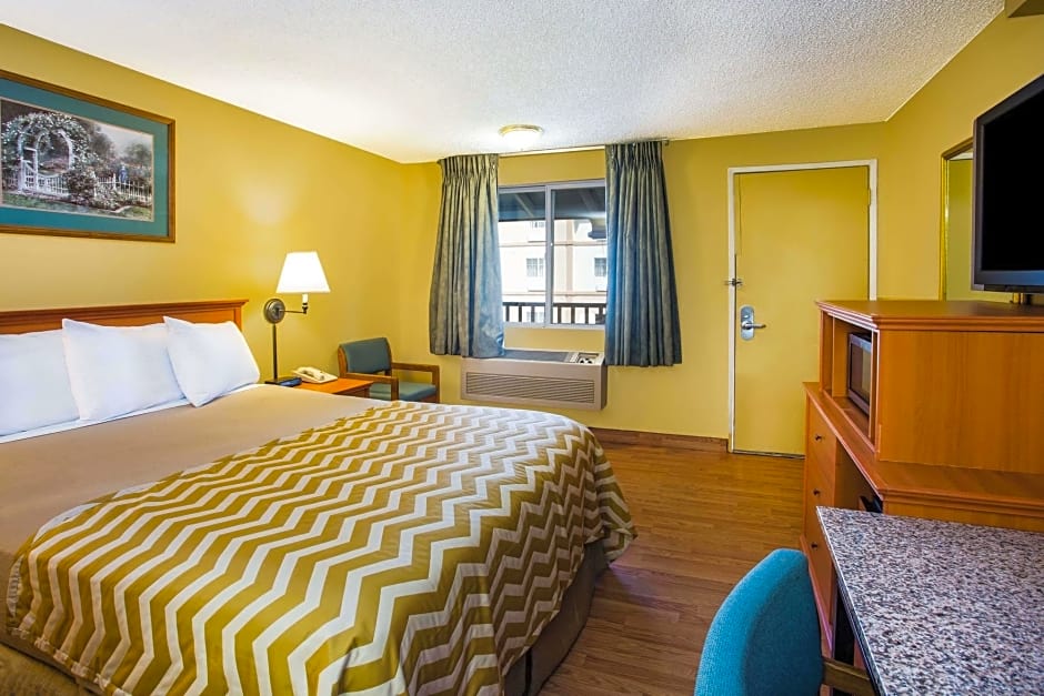 Travelodge by Wyndham Tacoma Near McChord AFB