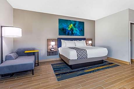 1 King Bed Mobility/Hearing Impaired Accessible Room Non-Smoking