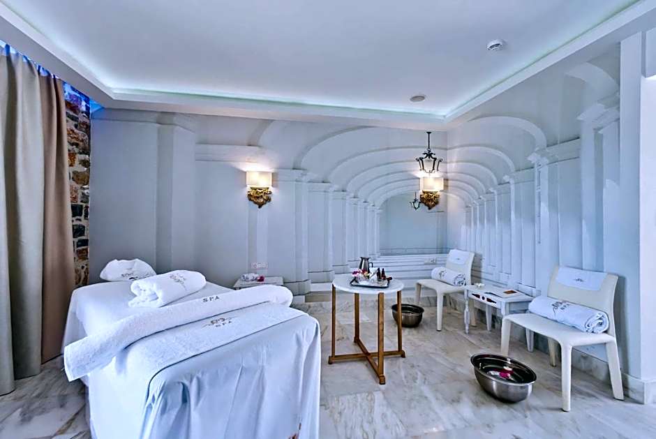 Royal Marmin Bay Boutique & Art Hotel