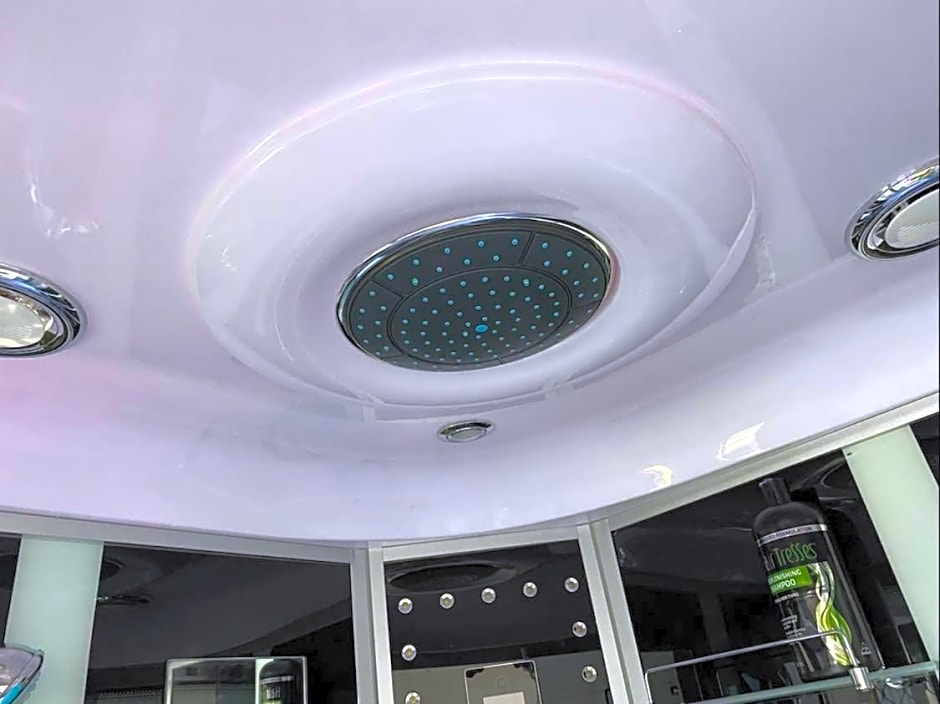 Low price clean linen and free stuff No 2 plenty of on street parking G1