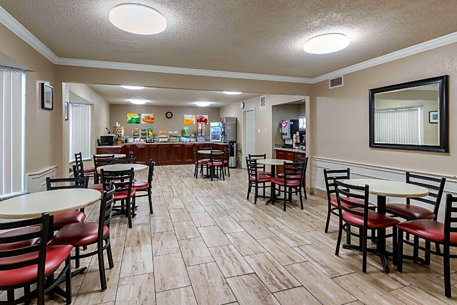 Quality Inn & Suites Des Moines - Merle Hay Road