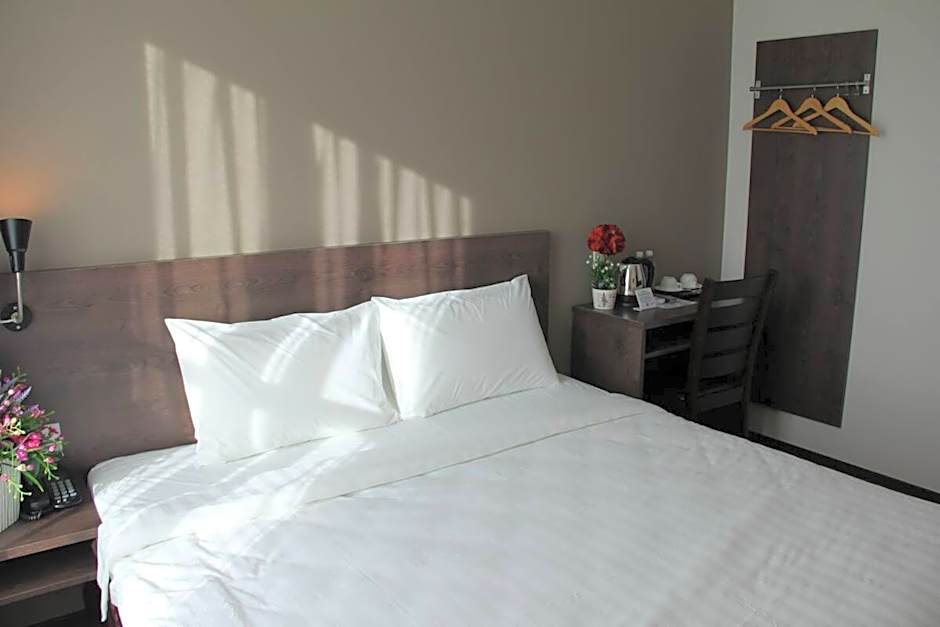 Photo 1 of 4 of Deluxe King Room