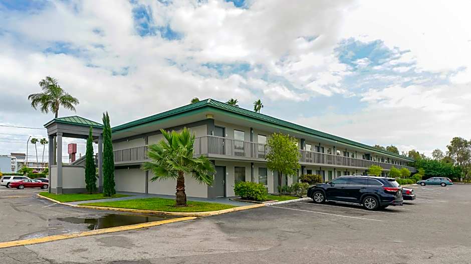 Heated Pool, Huge TV, Waterfront Tiki Bar & Grill, Close to Beaches