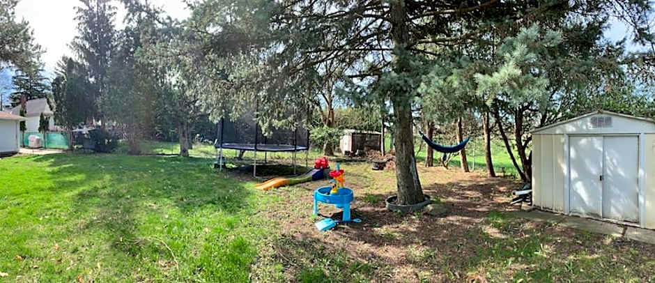 Vacation house Entire floor Kids yard walk 2 subway