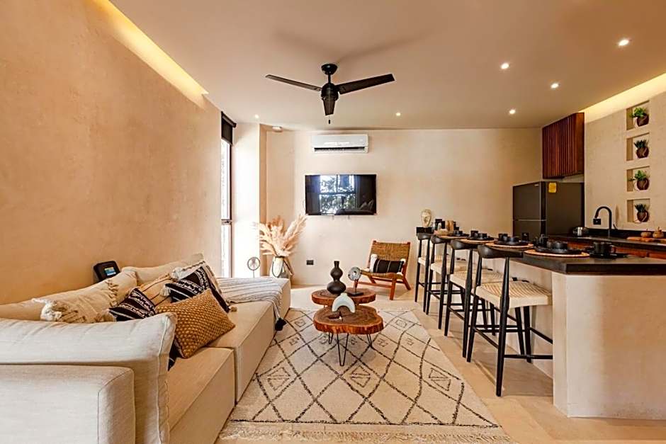 Encanto Luxe Jungle Apt 10min BeachHot TubKing