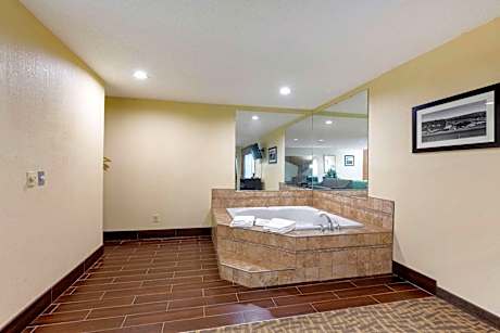 King Suite with Whirlpool - Non Smoking/Ground floor