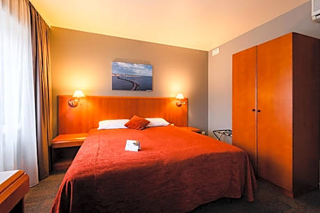 Business Room with Gym Access