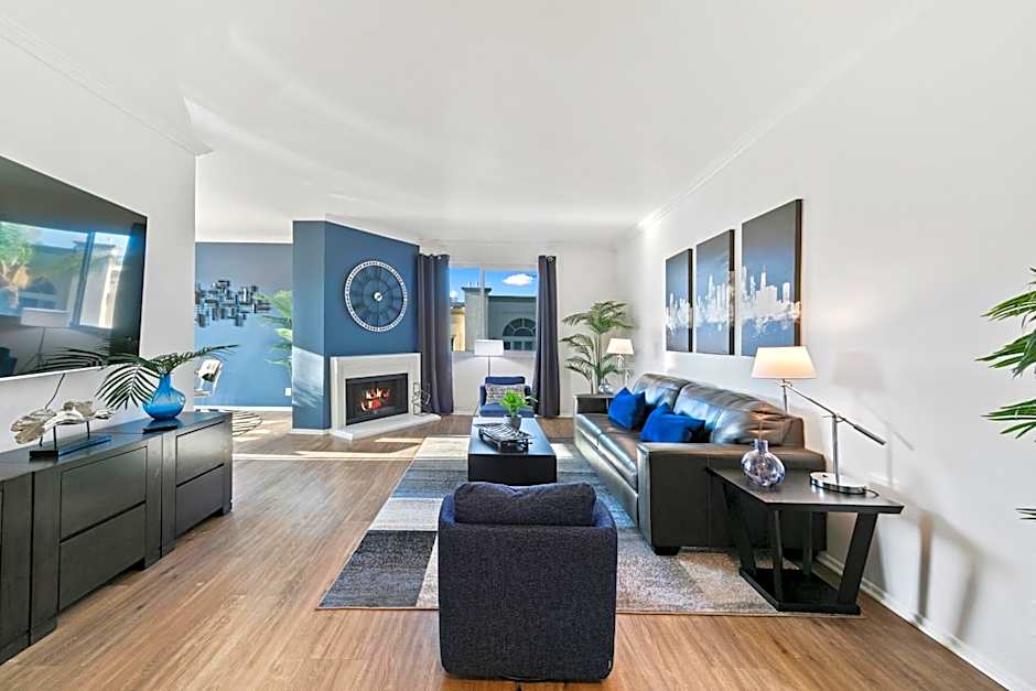 Beverly Hills Penthouse 2 BR Apt with Parking 407