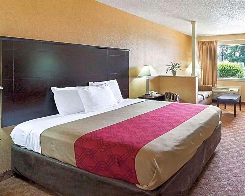 Econo Lodge Inn & Suites Downtown San Antonio