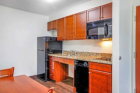 1 Queen Bed One-Bedroom Accessible Suite Non-Smoking