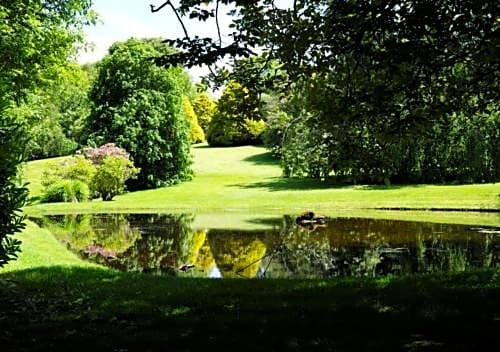 Ross Lake House Hotel