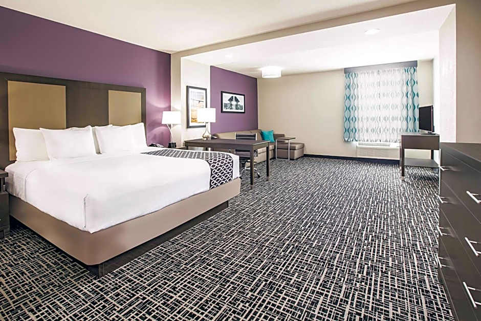 La Quinta Inn & Suites by Wyndham Dallas Plano - The Colony