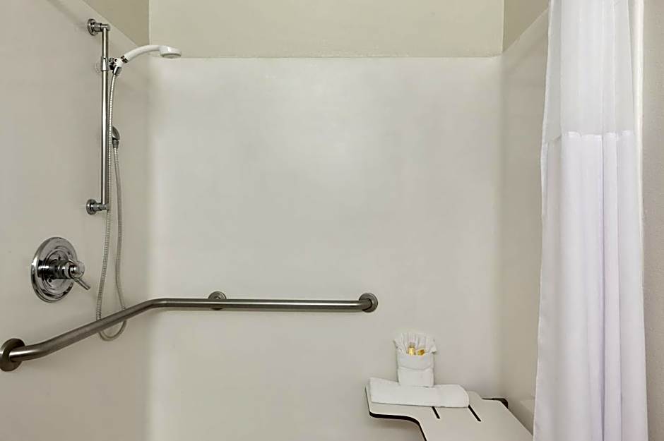 Days Inn & Suites by Wyndham Conroe North