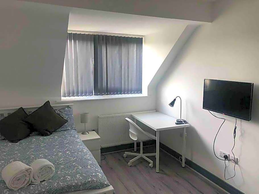 Newly refurbished studio, great location 8 studios