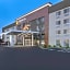 La Quinta Inn & Suites by Wyndham Cleveland - Airport North