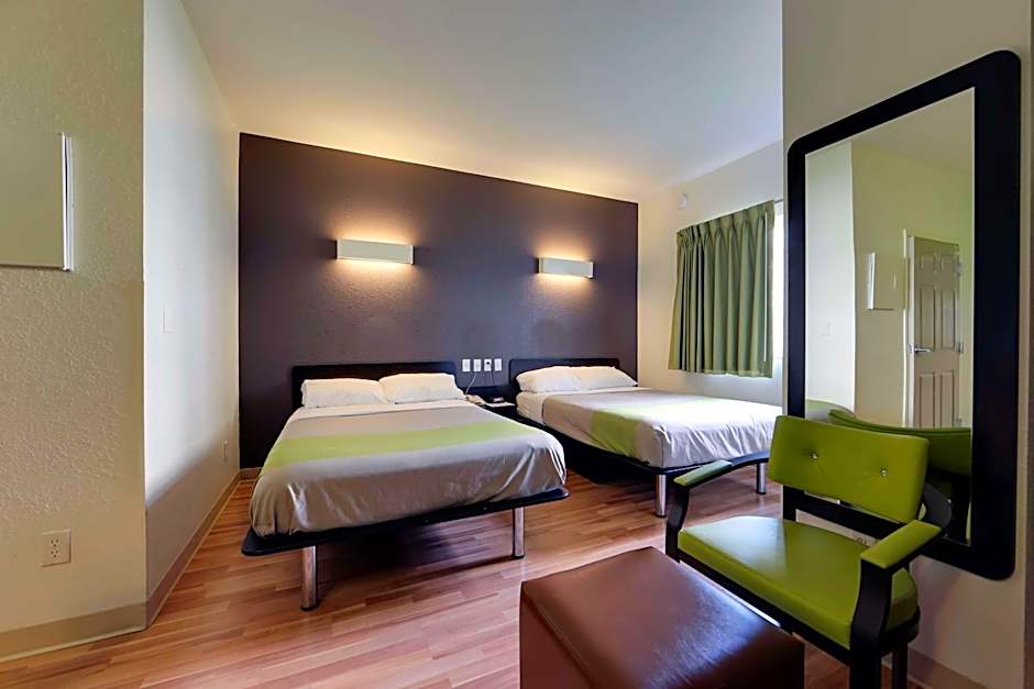 Studio 6 Toronto - Mississauga