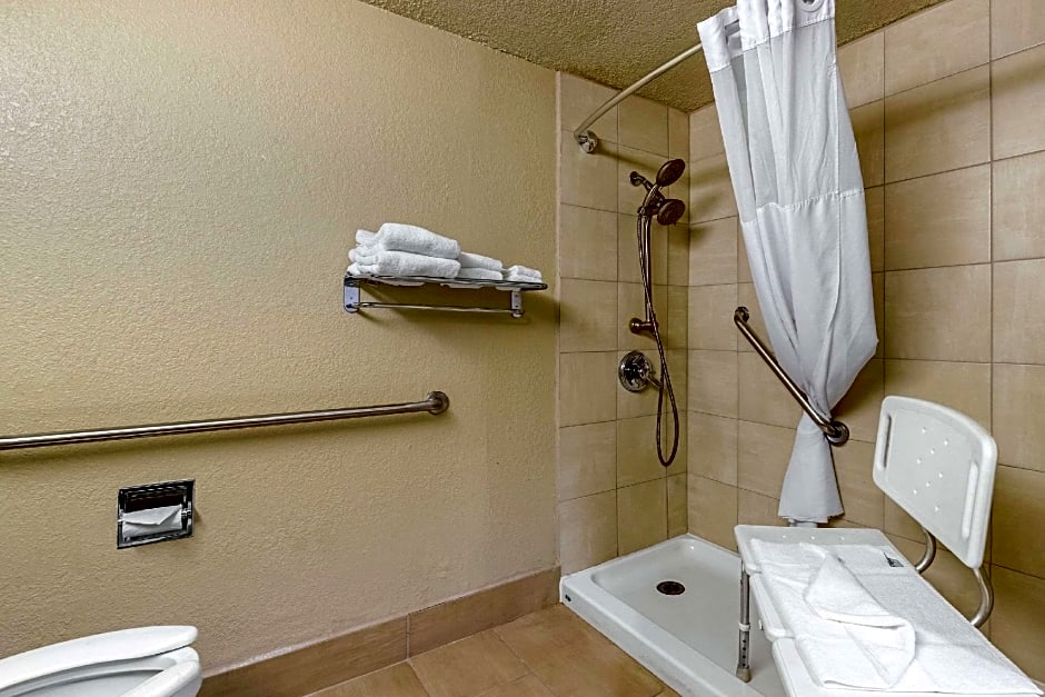 Quality Inn & Suites Des Moines - Merle Hay Road