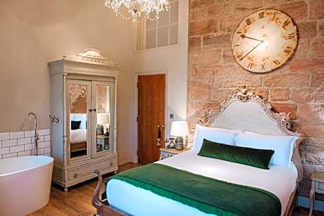 Classic Courtyard Room