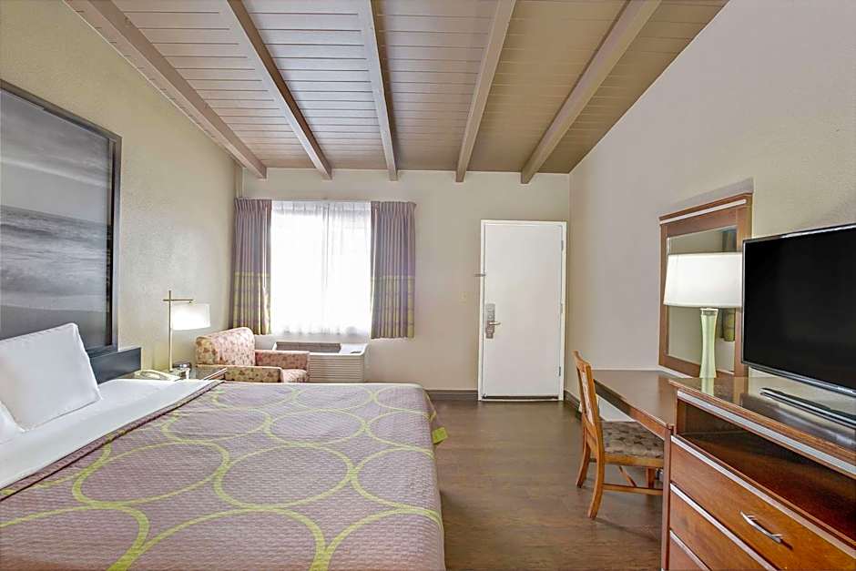 Super 8 by Wyndham Los Angeles-Culver City Area