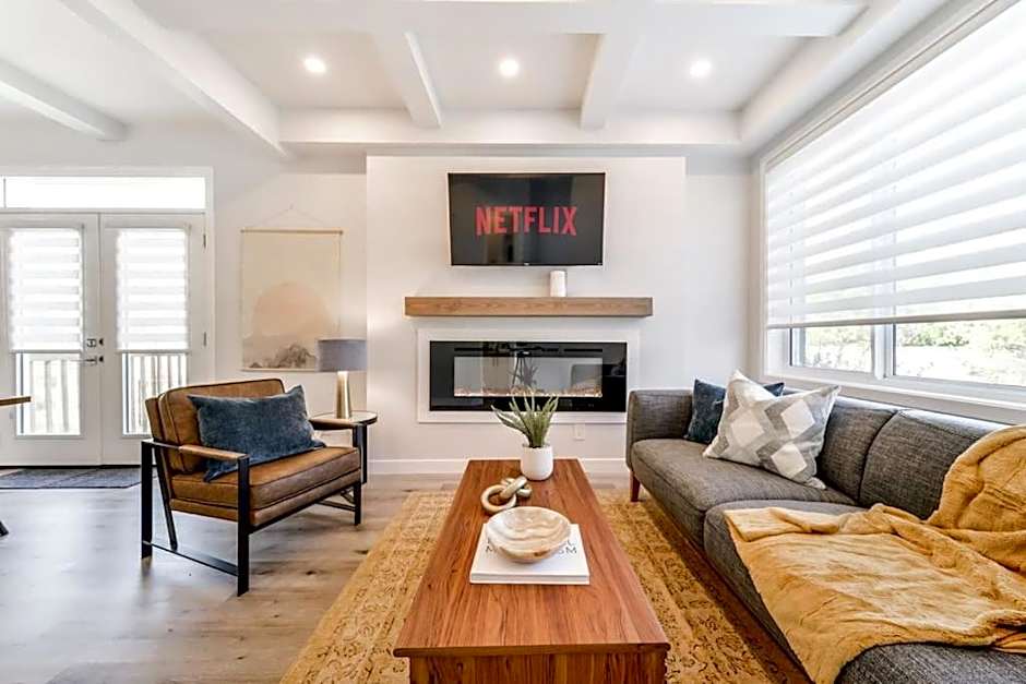 Modern Nordic Escape, 3BR Near WEM & DT, AirCon & Fireplace, Wifi, Sleeps 6!