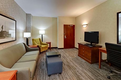 Queen Suite with Sofa Bed - Accessible, Tub