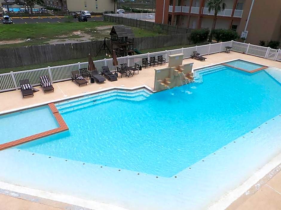 La Isla Condominiums by Cheap Getaway