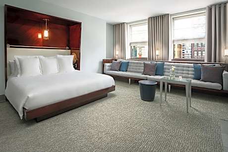 Deluxe Queen Room