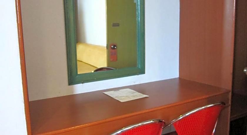 Nichols Airport Hotel