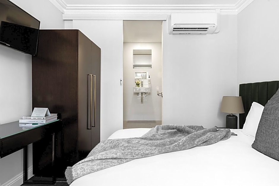 Photo 1 of 9 of Deluxe 1 Queen Bed