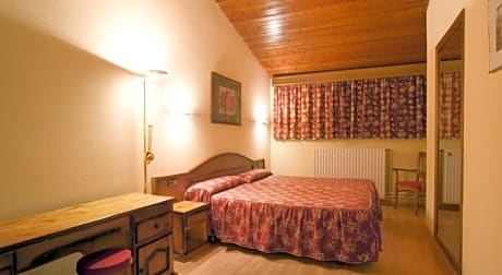 DOUBLE ROOM FOR SINGLE USE (1 ADULT)