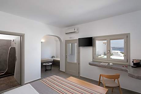 Family Room with Private Pool & Caldera view