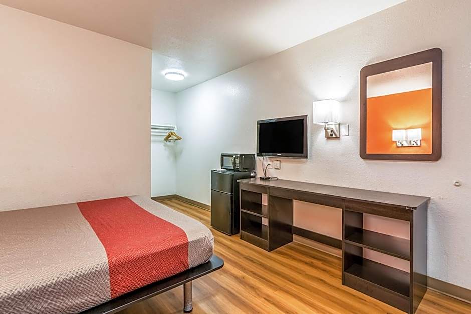 Motel 6-Lumberton, NC