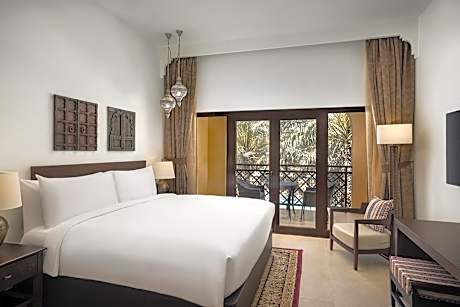 1 King Deluxe Resort View Accessible