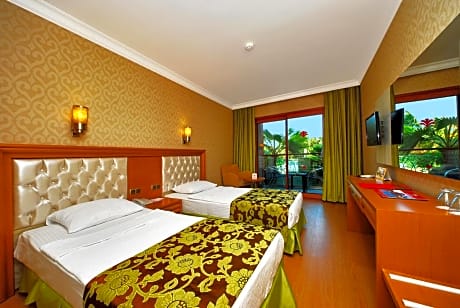 Family Room (2 Adults + 2 Children)