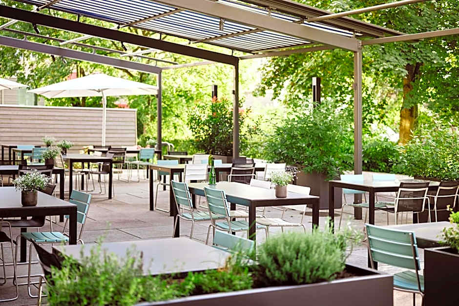 Newstar Hotel (Free Parking)