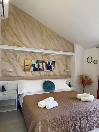 Deluxe Double Room with Side Sea View