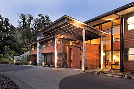 Te Waonui Forest Retreat