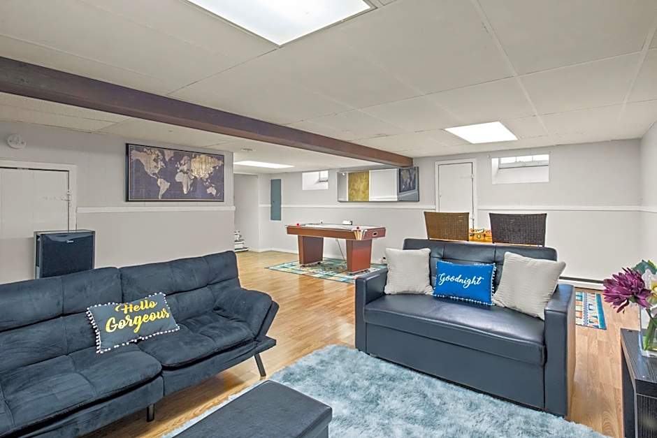 Walk To Parks, Dining & Lake! Game Room! Hot Tub!